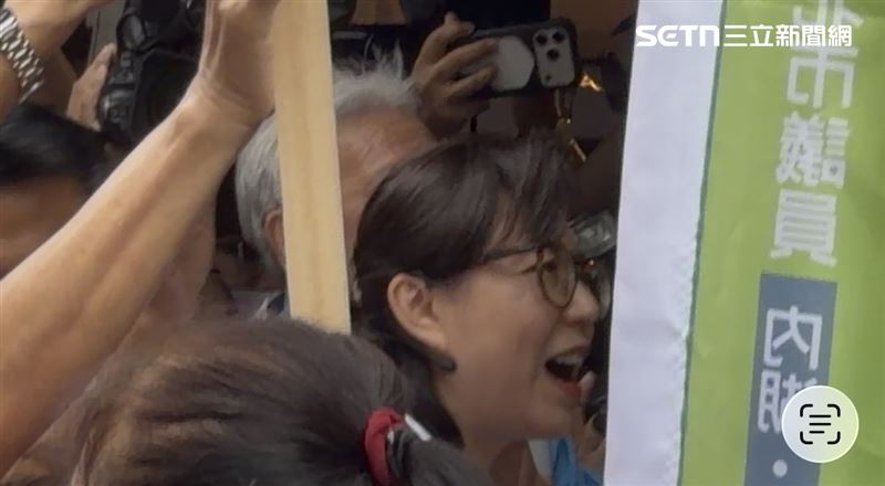 台北市長蔣萬安生病了，太太石舫亘代夫出征，一早到湖光市場掃街（圖／記者陳思妤攝影）