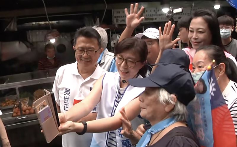台北市長蔣萬安生病了，太太石舫亘代夫出征，一早到湖光市場掃街（圖／翻攝畫面）