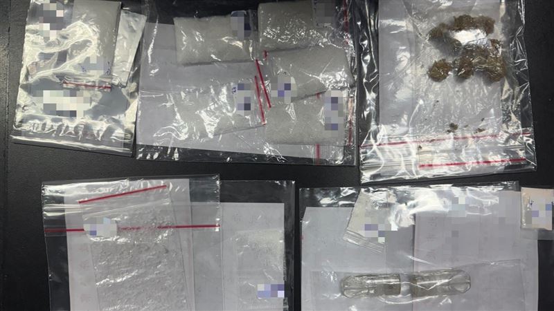 通緝犯掉皮夾引警抓人　運將送失物立功