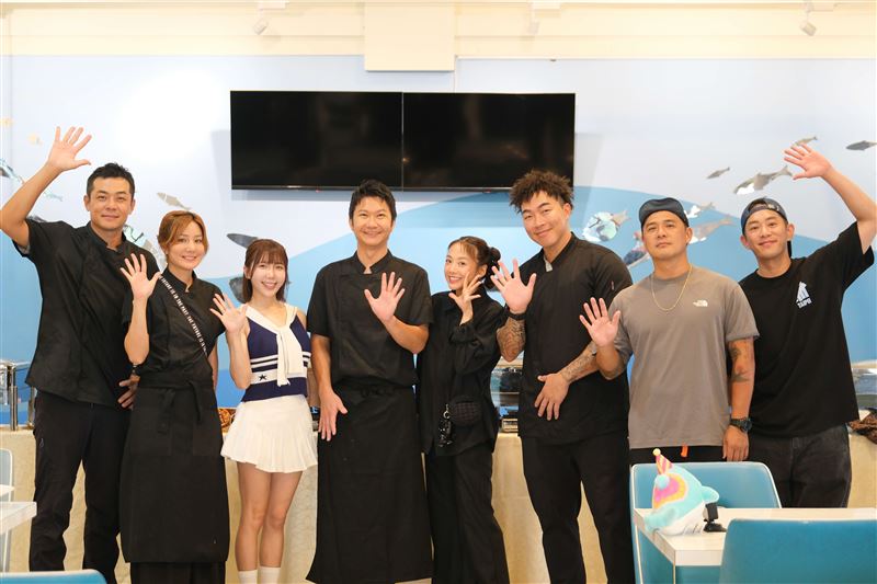 姚元浩(左起)、莎莎、Mika、阿辰師、吳映潔(鬼鬼)、郭泓志、竇智孔 、Junior一起出外景。(圖/好看娛樂提供)