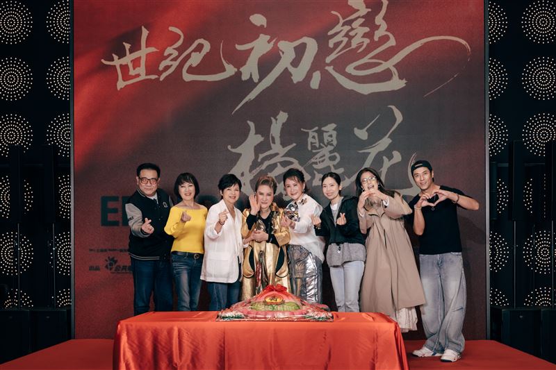 紀錄片《世紀初戀 楊麗花》首映會，（左起）白雲、林淑容、楊貴媚、楊麗花、陳亞蘭、曾心梅、丁柔安、莊凱勛。（圖／公視提供）