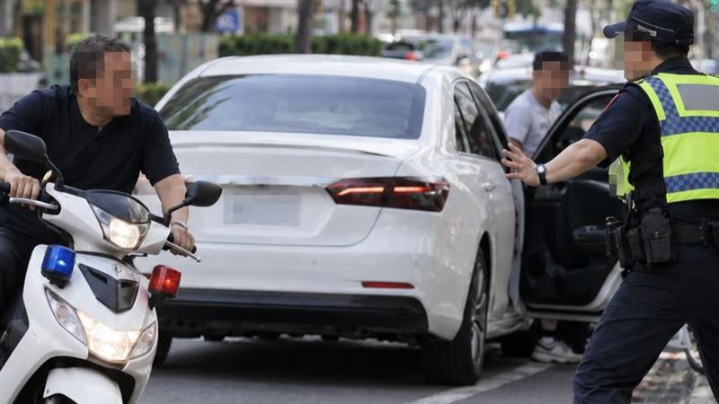 兒超速、父搶警車撞警察…揪酒測超標6倍