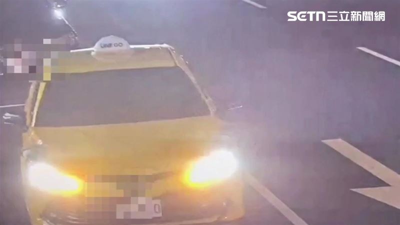 雲姓扒手先後台北轉運站及台北車站手扶梯竊取乘客皮夾。(圖/翻攝畫面)