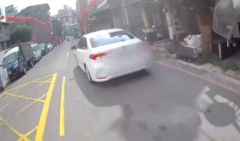 駕駛開車穿梭在一中鬧區,加速逃逸,警方一路緊追尾隨。(圖/翻攝畫面)