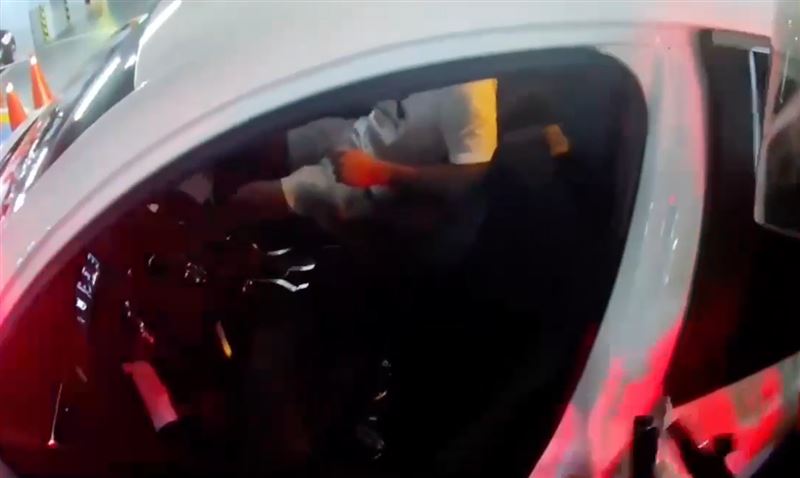 劉男擔心被逮,在車上迅速與副駕駛座的女友交換位置,企圖脫罪。 (圖/翻攝畫面)