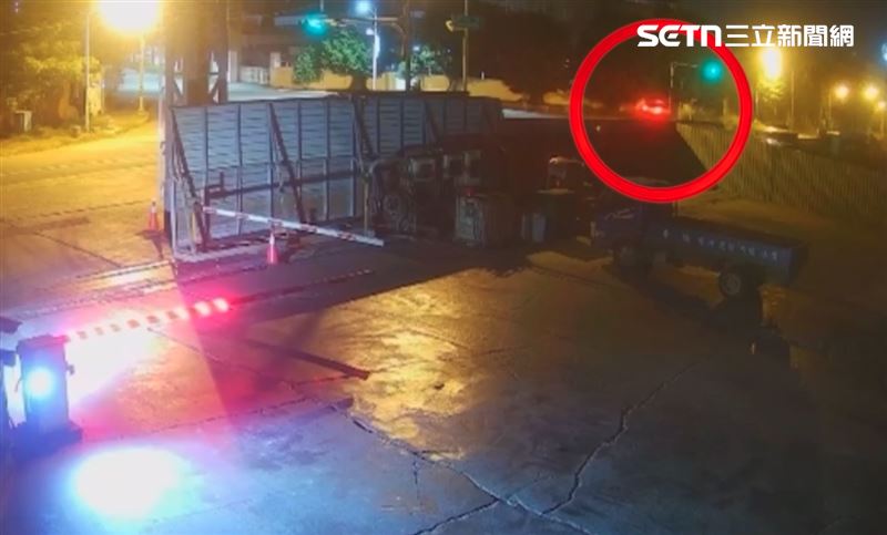 撞上路樹後,整輛車尾翹起,再落地時車燈跟著熄滅。(圖/翻攝畫面)