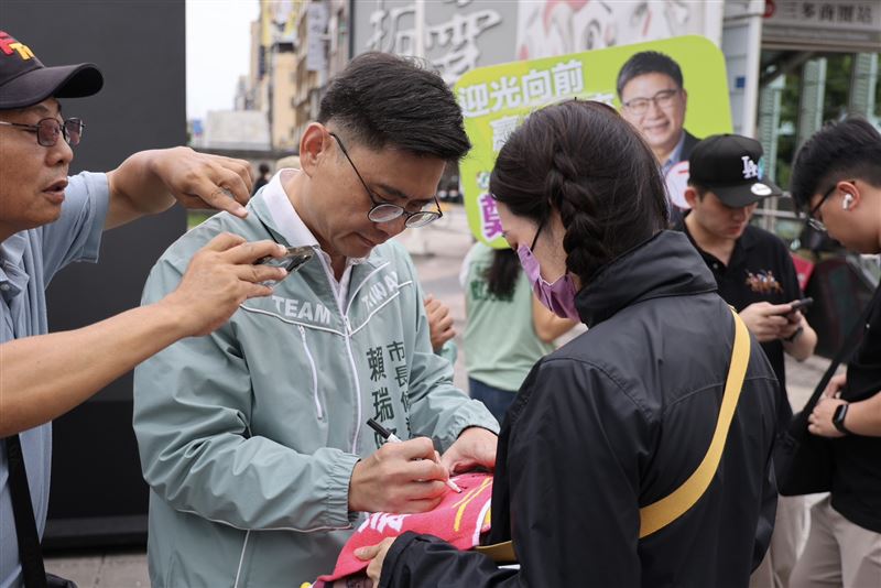 賴瑞隆攜手高雄隊八地同步站路口，力拚延續光榮開創「黃金十年」