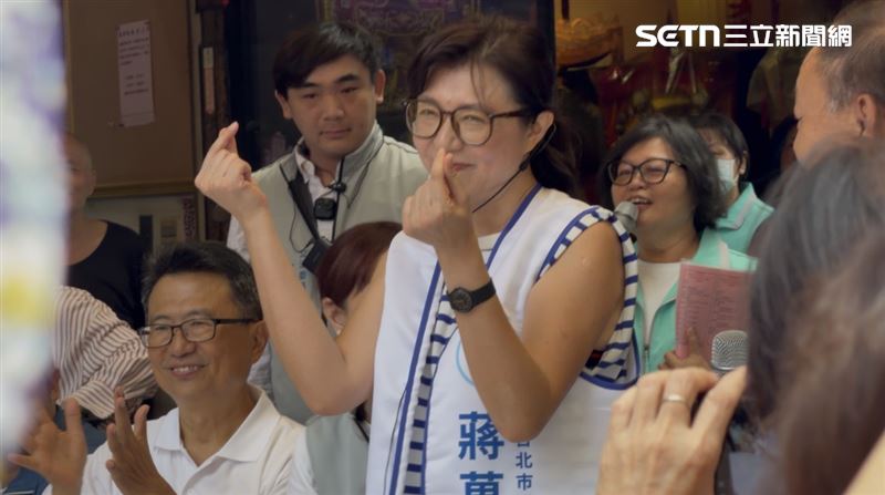 蔣萬安太太石舫亘代夫出征掃街拜票(圖/記者陳思妤攝影)
