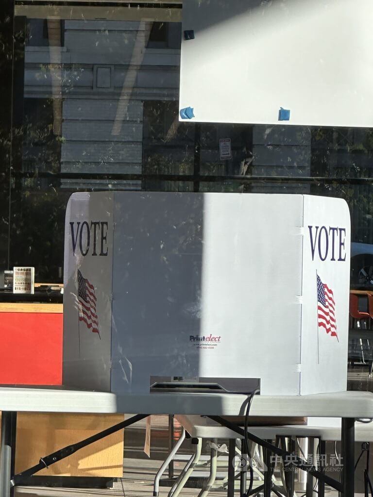 美國期中選舉競爭激烈，兩黨廣告支出再創新高。圖為華盛頓特區一處投票所。（圖／中央社）