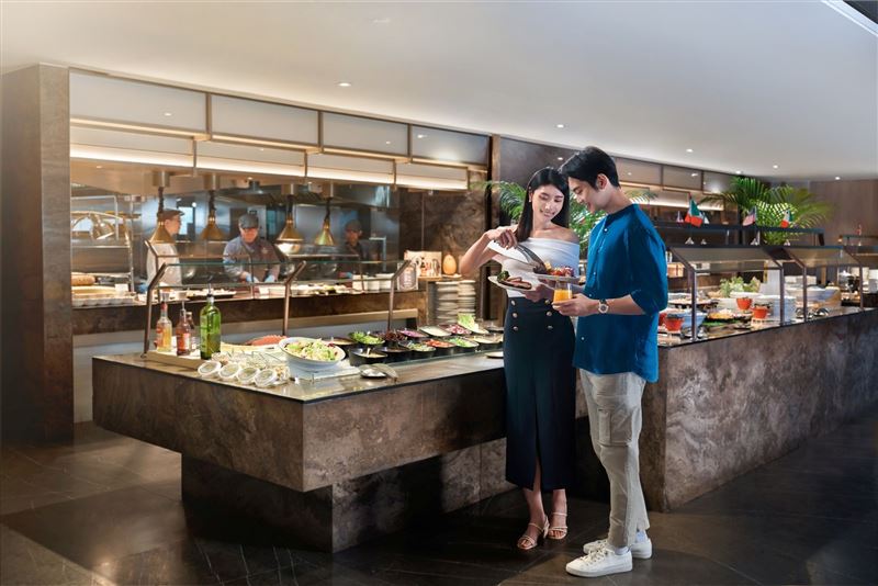 凱撒飯店連鎖於2026 ITF台灣國際旅展推出聯合自助餐券，每張890元，每券加贈價值880元的法式羔羊排一份。（圖／品牌業者提供）