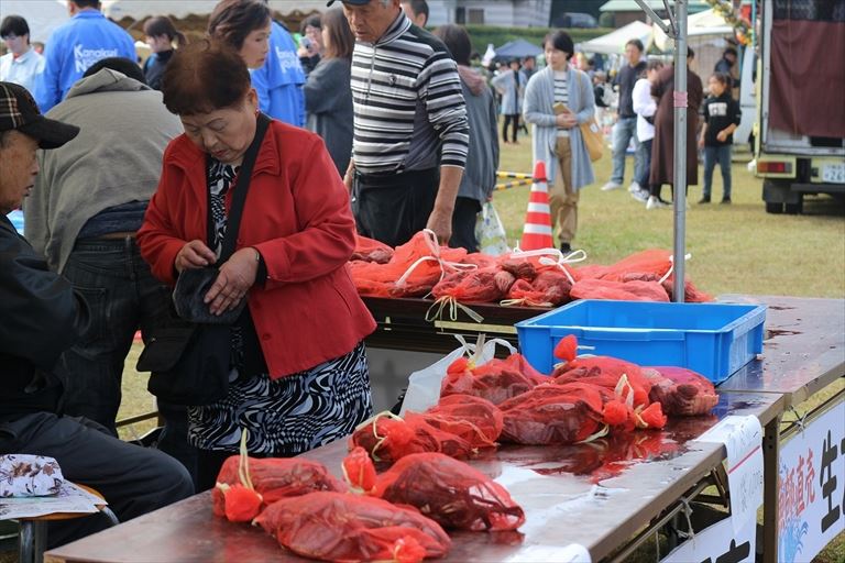 和水町「山太郎祭」的「釣蟹大賽」為此祭典的特色之一。圖片來源たまララ（Tamalala）。（圖／熊本縣菊池觀光協會提供）