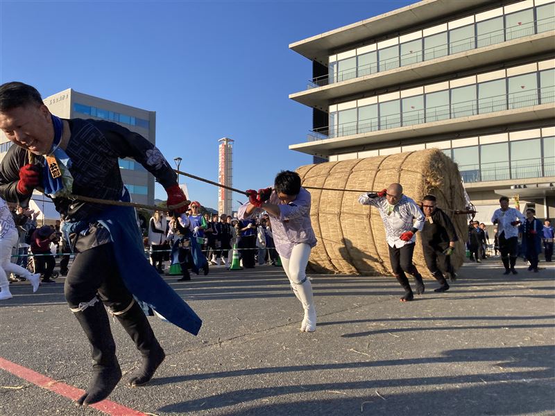 推動重達1公噸的巨大米俵競速比賽是玉名大俵祭的重頭戲。圖片來源玉名市。（圖／熊本縣菊池觀光協會提供）