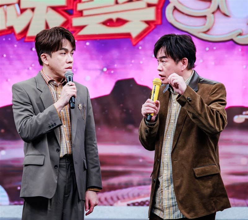 許志豪跟康康主持。(圖/中視提供)