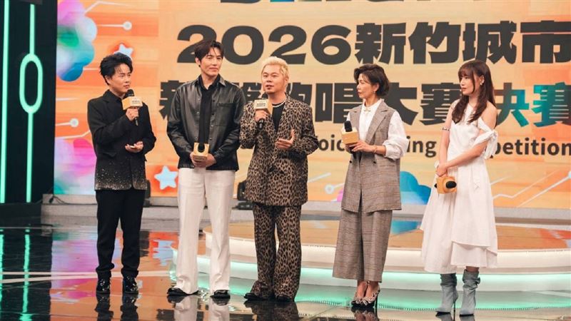 「2026新竹城市新聲歌唱大賽」決賽(左起)主持人陳孟賢、評審黃昺翔、評審黃子軒、評審于子育、評審文慧如。(圖/新竹市政府提供)