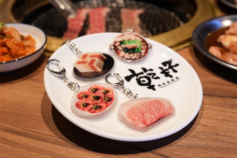 感謝祭自11月16日起,推出4款限量NFC美食吊飾79元加購活動,將招牌鹽蔥牛舌等人氣料理化身迷你吊飾。(圖/品牌業者提供)