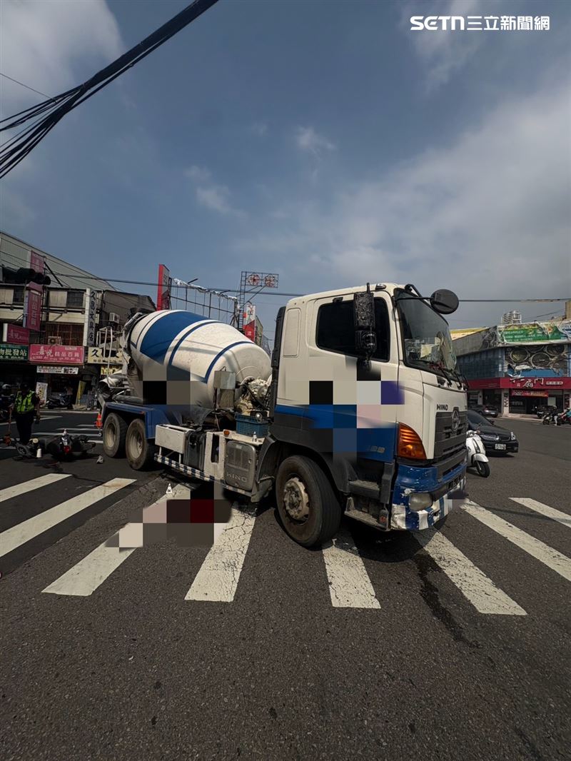 74歲陳姓老翁摔車後，遭捲入車底，當場死亡。（圖／翻攝畫面）