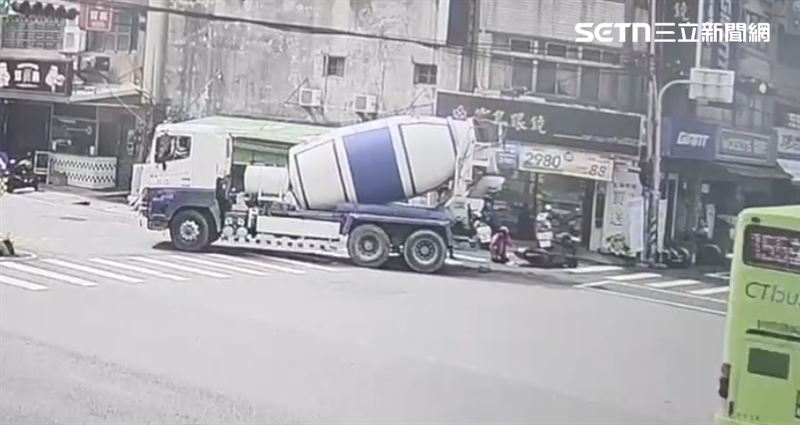 台中后里區發生死亡車禍，混凝土攪拌車路口右轉與雙載機車發生碰撞，74歲丈夫慘遭輾斃。（圖／翻攝畫面）