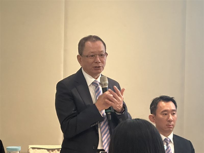 耐特董事長陳勲森(圖左)表示，公司將以半導體載具、IC Tray及BBU三大高附加價值應用為發展重心，並持續深化電子電機、汽機車及運動醫療等既有業務，進一步強化高階材料供應鏈地位。（圖／記者余國棟攝影）