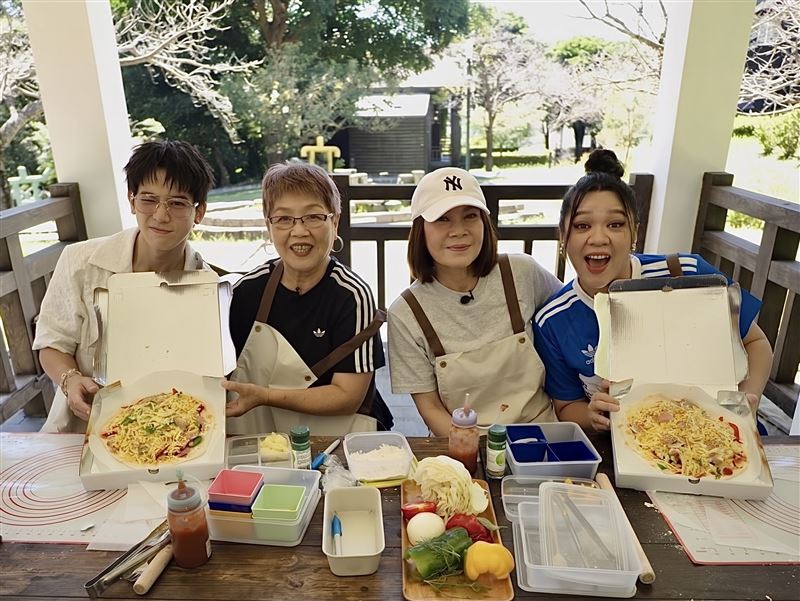 吳思賢小樂(左起)、Amanda媽媽Jennies、吳思賢(小樂)媽媽Cindy、Amanda出外景。(圖/台視提供)
