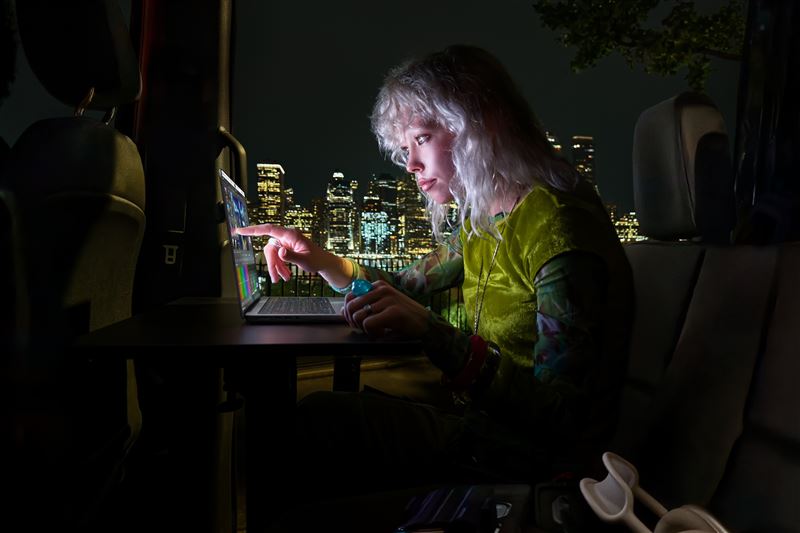 MacBook Pro 首次帶來螢幕觸控,為專業使用者帶來與內容互動的全新方式。這項功能專為 Mac 打造,每一次觸控操作都極為靈敏細膩。(圖/蘋果提供)