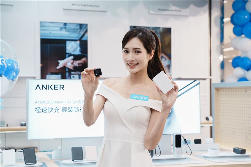 Anker信義威秀體驗店開幕祭出「Anker Nano A121D 45W 螢幕充電器」下殺1折。(圖/品牌業者提供)