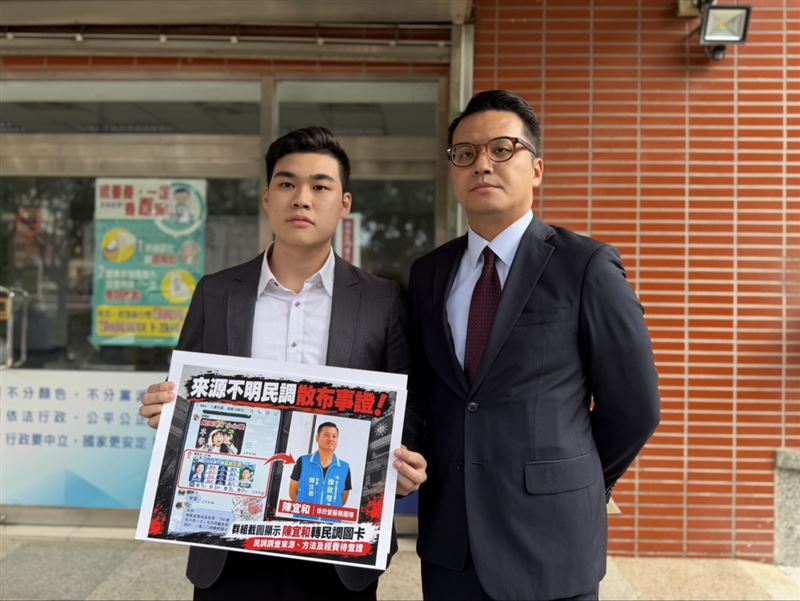鄭朝方競辦發言人羅子淮(左)與律師王裕文今(29日)帶著搜集的證據,前往新竹縣選委會檢舉。(圖/鄭朝方競辦提供)