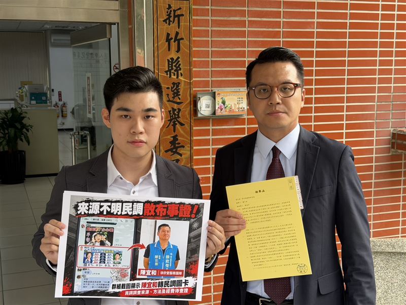 律師王裕文(右一)今日也會一併向新竹地檢署提起刑事告訴。(圖/鄭朝方競辦提供)