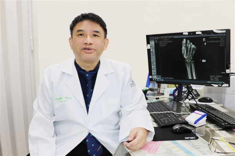 一名30多歲女挖土機駕駛摔倒撐地,手腕痛到無法工作,聯新國際醫院復健科醫師曾愷平提到,他採行從「從痛點延伸至整體」的評估角度,尋找可能影響恢復的真正原因。(圖/聯新國際醫院提供)