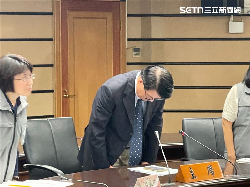 中選會財產申報網站出包導致候選人身分證字號外洩,中選會主委游盈隆鞠躬道歉。(圖/記者楊士誼攝影)
