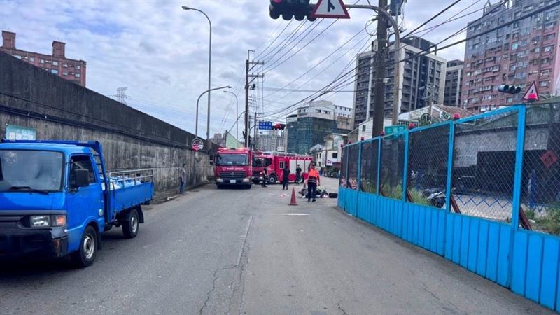 新北汐止中興路、福德三路口發生死亡車禍，小貨車碰撞機車釀1死1傷。（圖／翻攝畫面）