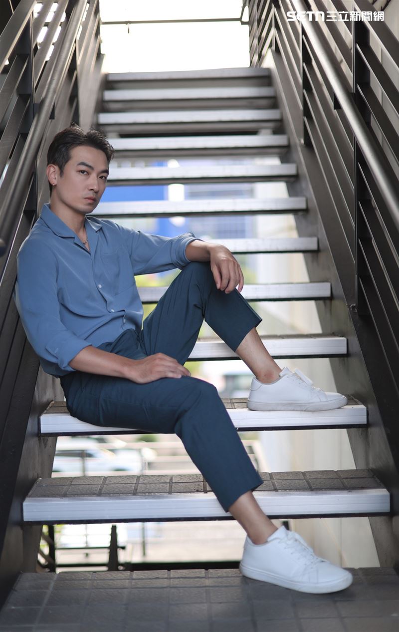單親爸爸言嘉佑為了養家,下海當男優拍攝成人片,男女通吃可攻可守。(圖/記者鄭孟晃攝影)
