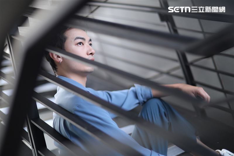 單親爸爸言嘉佑為了養家,下海當男優拍攝成人片,男女通吃可攻可守。(圖/記者鄭孟晃攝影)