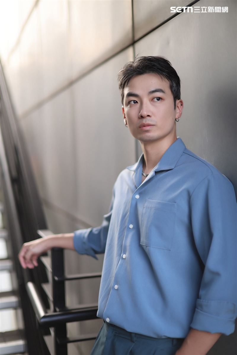 單親爸爸言嘉佑為了養家,下海當男優拍攝成人片,男女通吃可攻可守。(圖/記者鄭孟晃攝影)