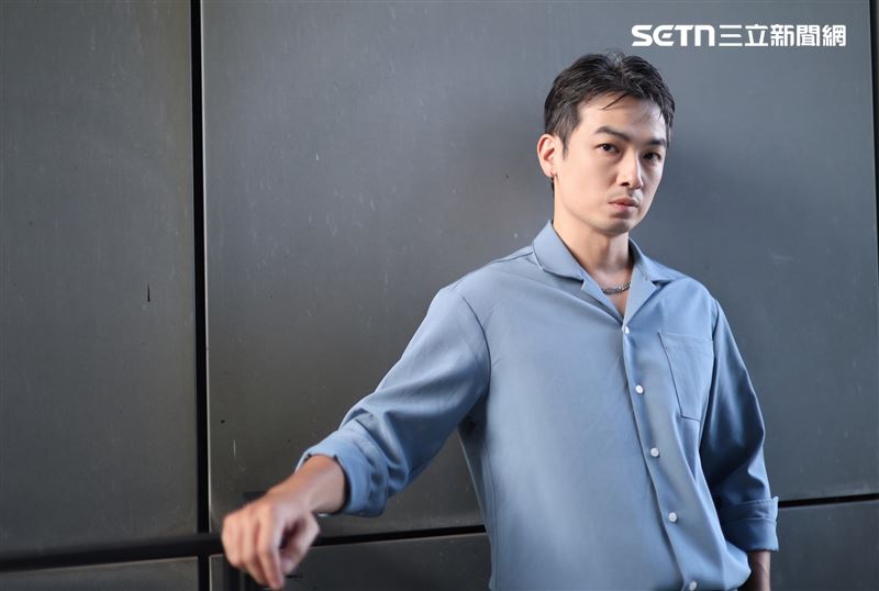 單親爸爸言嘉佑為了養家,下海當男優拍攝成人片,男女通吃可攻可守。(圖/記者鄭孟晃攝影)