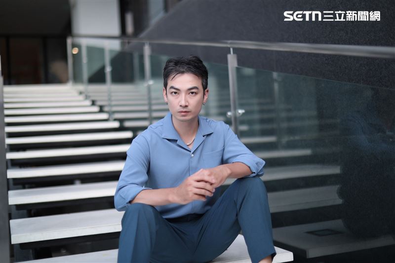 單親爸爸言嘉佑為了養家,下海當男優拍攝成人片,男女通吃可攻可守。(圖/記者鄭孟晃攝影)