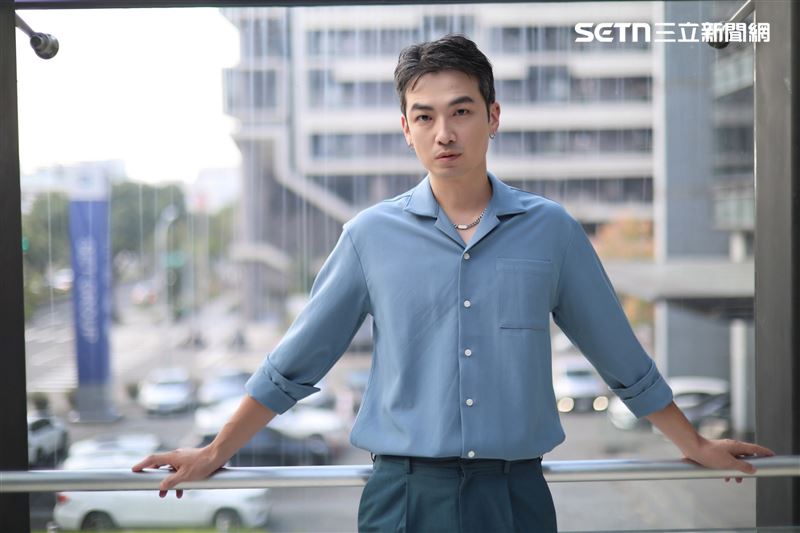單親爸爸言嘉佑為了養家,下海當男優拍攝成人片,男女通吃可攻可守。(圖/記者鄭孟晃攝影)