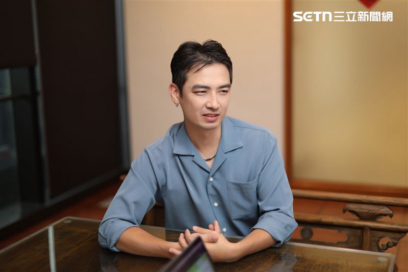 單親爸爸言嘉佑為了養家,下海當男優拍攝成人片,男女通吃可攻可守。(圖/記者鄭孟晃攝影)
