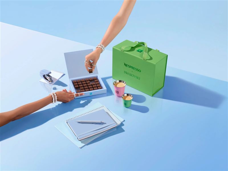 Nespresso推出節慶限定咖啡膠囊滿額贈,購買指定數量咖啡膠囊即可獲得施華洛世奇聯名巧克力及VIEW Espresso & Lungo 咖啡杯組等限定好禮。(圖/品牌業者提供)