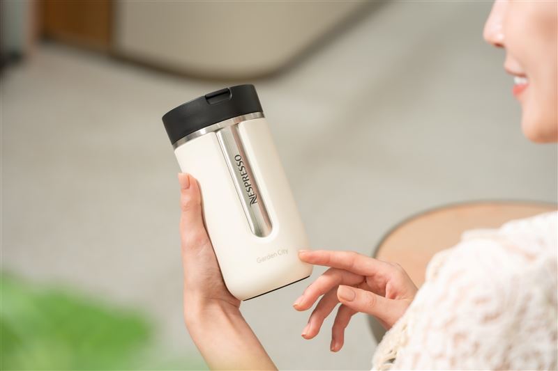 10月30日起於Nespresso大巨蛋啡凡概念店消費滿1,500元且含指定配件,即可體驗專屬刻字服務。(圖/品牌業者提供)