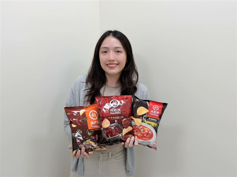 海底撈洋芋片推出川香麻辣鍋口味、川辣皮蛋九層塔風味及番茄鍋風味。(圖/品牌業者提供)