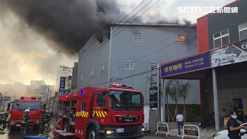 新／台中工廠倉庫起火　濃臭黑煙直竄天際