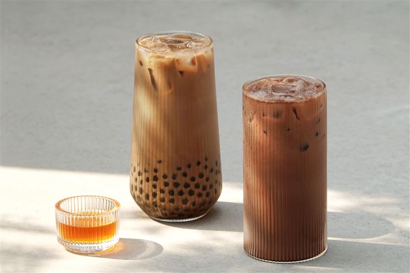 茶湯會「茶韻可可」新品，細膩掌握茶與可可的風味比例，再加入香醇鮮奶，飲用層次豐富、風味香醇濃郁。(圖／茶湯會提供）