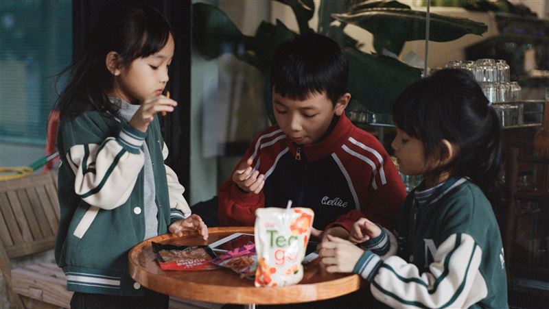 美國研究指出，若長期讓孩童過量攝取超加工食品如洋芋片、碳酸飲料等，可能改變大腦。（示意圖／Pexels）