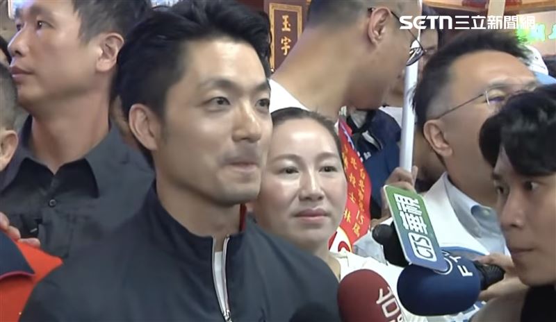 蔣萬安掃街凍蒜聲不斷，現場有男子大吼，「市長講話吵什麼」（圖／翻攝畫面）