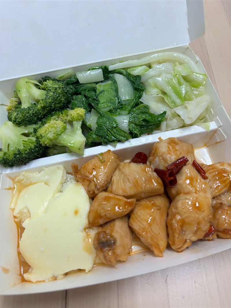 自助餐可選多一點菜、少澱粉,肉類不一定只能挑水煮。(圖/李婉萍營養師授權提供)