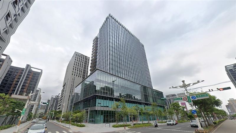 國泰「置地生活廣場・小檜溪」正式開幕，為桃園人帶來一個新的商場，在地人指出，小檜溪近年機能逐步完善，吸引了不少在地換屋族購屋，但要留意的是春日路尖峰時段經常塞到爆。（圖／翻攝Google Maps）