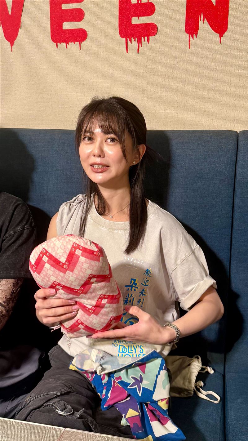 白癡公主與陪伴自己多年的抱枕阿甜。(圖/記者蒲世芸攝影)