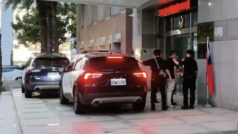 警方於國道1號王田交流道處攔截到涉案車輛,並將涉案男子帶回調查。(圖/翻攝畫面)