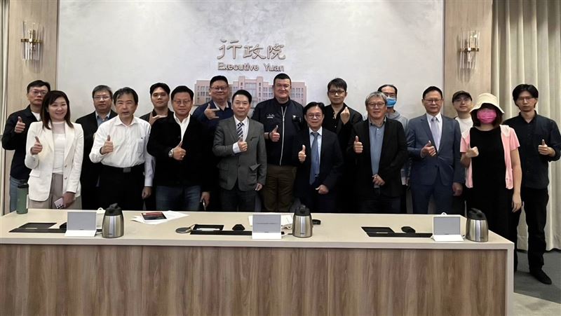 行政院打詐中心邀集台灣民間反詐騙協會、財團法人反詐騙聯盟等進行交流座談，由指揮官馬士元與各反詐團體代表共同研商打詐政策及明年度合作方向，攜手深化公私協力打詐機制。(圖／台灣民間反詐騙協會提供)