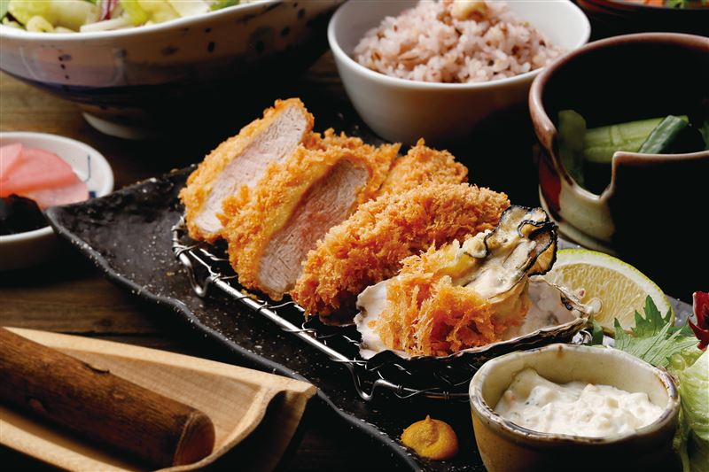伊勢路勝勢日式豬排以肉質軟嫩的腰內豬排擔綱主角,推出「酥炸廣島牡蠣腰內豬排套餐」。(圖/慕里諾國際餐飲集團提供)